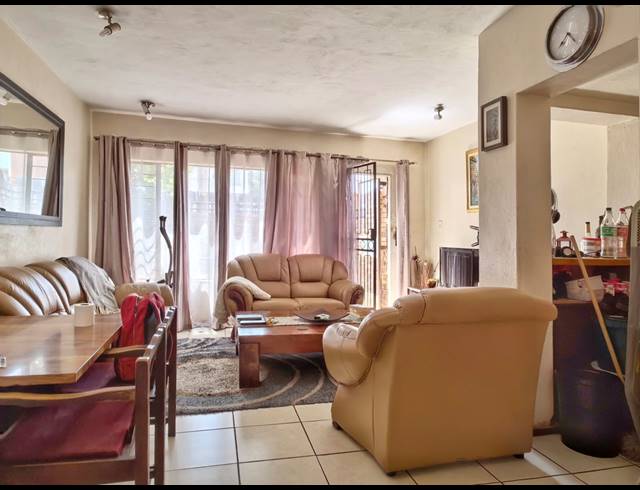 2 BEDROOM DUPLEX FOR SALE IN WINDSOR EAST